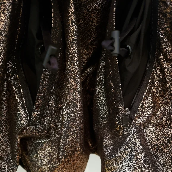 ⭐FABLETICS | Liora Metallic Athletic Ripstop Cowl Neck Kangaroo Pocket Vest - Picture 7 of 16